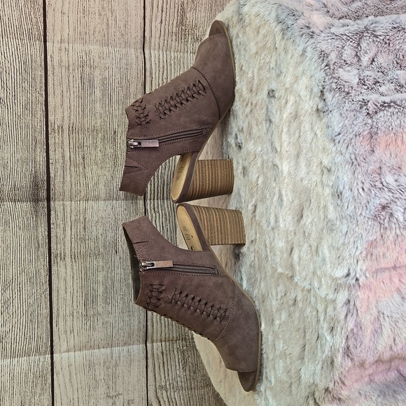 Sonoma Brown Heeled Shoes, Women's Size 7, Great Condition - Picture 6 of 10